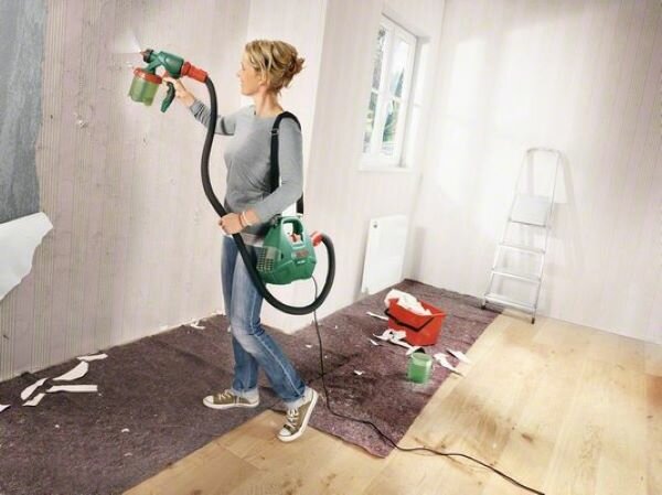 Pistolet do malowania natryskowego Bosch PFS 3000 urządzenie podczas pracy w scenerii domowej, kobieta używa urządzenia 