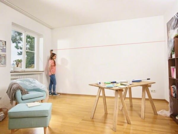 Cyfrowy Dalmierz Laserowy Bosch Zamo wersja Set urządzenie podczas pracy w scenerii domowej