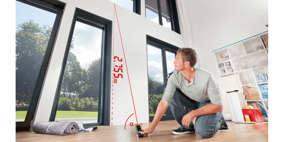 Cyfrowy Dalmierz Laserowy Bosch PLR 50 C urządzenie podczas pracy, pomiar ściany