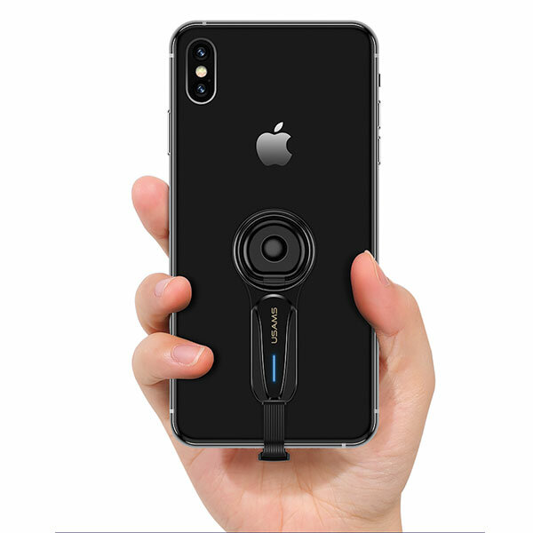 Adapter USAMS US-SJ355 Czarny podłączony do smartfona Apple będący w dłoni