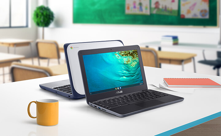 Laptop ASUS Chromebook C202XA C202XA-GJ0038 dwa laptopy na biurku zwrócone do siebie obudową