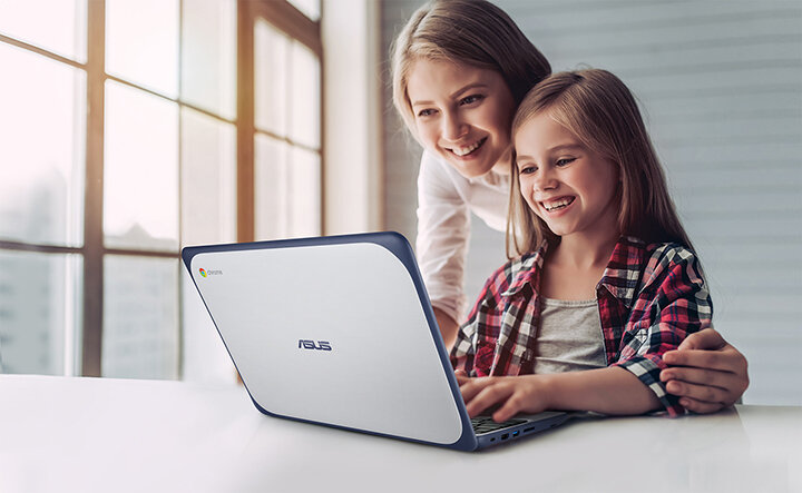 Laptop ASUS Chromebook C202XA C202XA-GJ0038 kobieta z dzieckiem korzystające z laptopa widok na obudowę