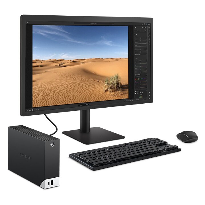 Dysk Seagate One Touch Desktop HUB 4TB STLC4000400 podłączony do komputera z monitorem na białym tle