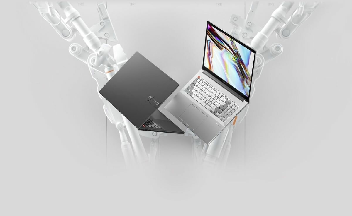 Laptop Asus Vivobook PRO OLED 16X N7600 N7600PC-L2012R widok na ekran i klawiaturę srebrnego laptopa oraz na klapę czarnego laptopa