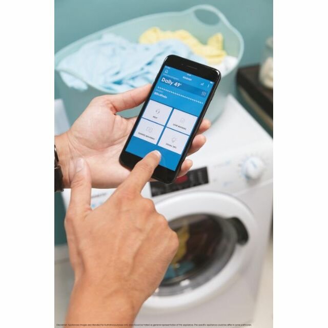 Pralka Candy Smart Pro CSO4 1275TE/2-S zbliżenie na smartfon w tle pralka, korzystanie z aplikacji