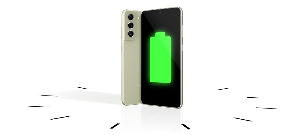 Smartfon Samsung Galaxy S21 FE 5G SM-G990 SM-G990BLVDEUE widok na przód i tył smartfona w kolorze oliwkowym pod skosem z baterią wyświetloną na ekranie