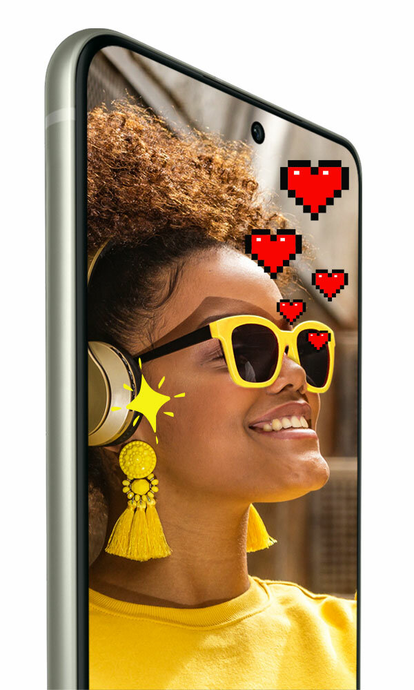 Smartfon Samsung Galaxy S21 FE 5G 8GB/256GB Szary szczęśliwa kobieta na wyświetlaczu smartfona z grafikami serduszek