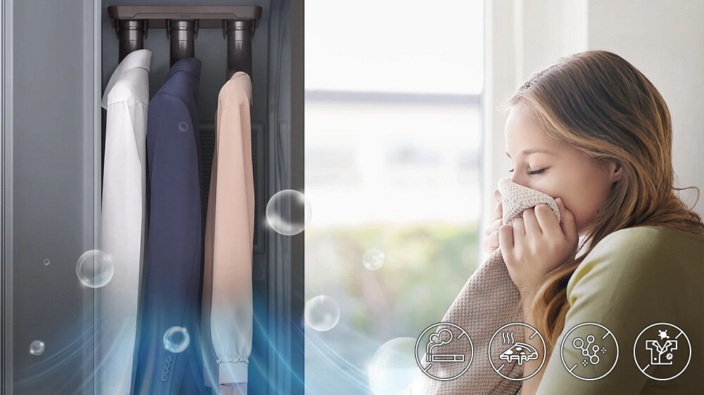 Szafa odświeżająca ubrania Samsung AirDresser AI DF60A8500CG widok na ubrania w szafie oraz na kobietę wąchającą odświeżone ubranie