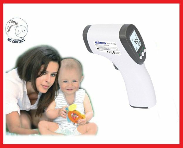 Termometr bezdotykowy Tech-Med TM-F03BB obok kobiety i dziecka