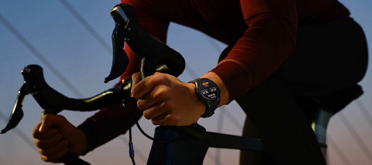 Smartwatch Xiaomi Watch S1 Srebny - rowerzysta z zegarkiem