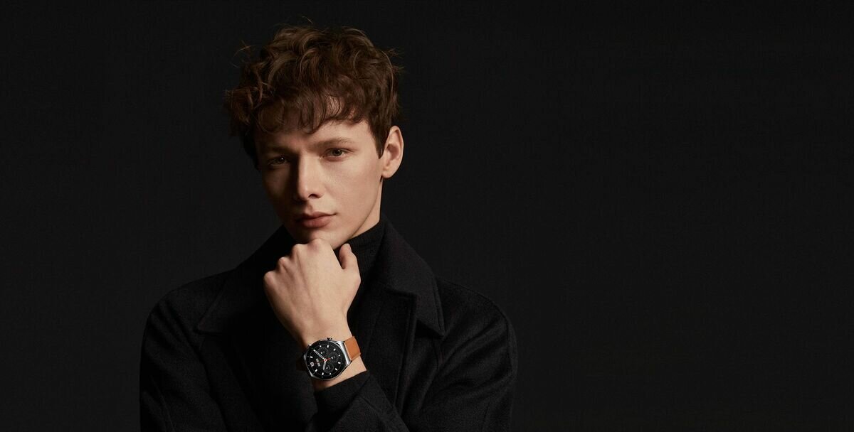 Smartwatch Xiaomi Watch S1 Srebny - mężczyzna z zegarkiem