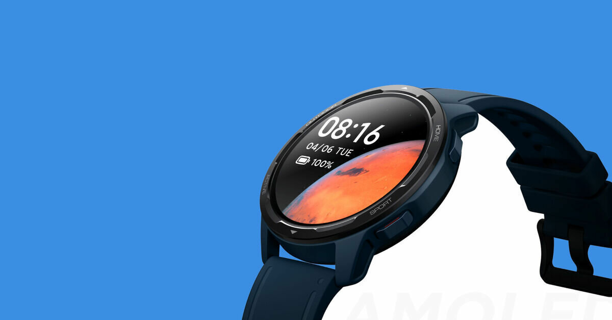 Smartwatch Xiaomi Watch S1 Active na niebieskim tle