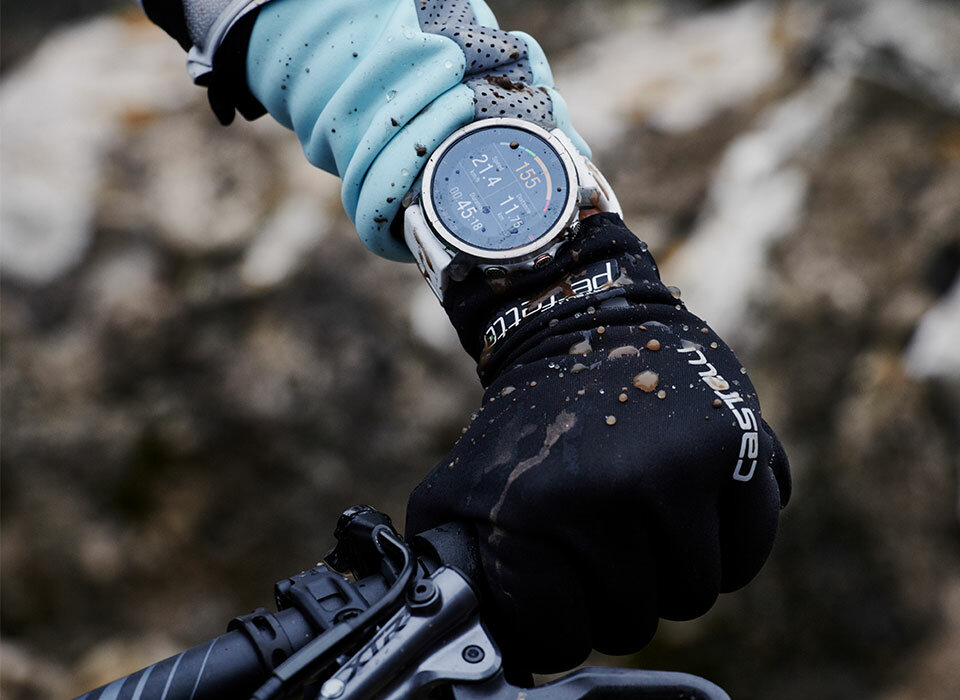 Smartwatch Polar GRIT X czarny M/L zbliżenie na dłoń zegarek podczas użytkowania