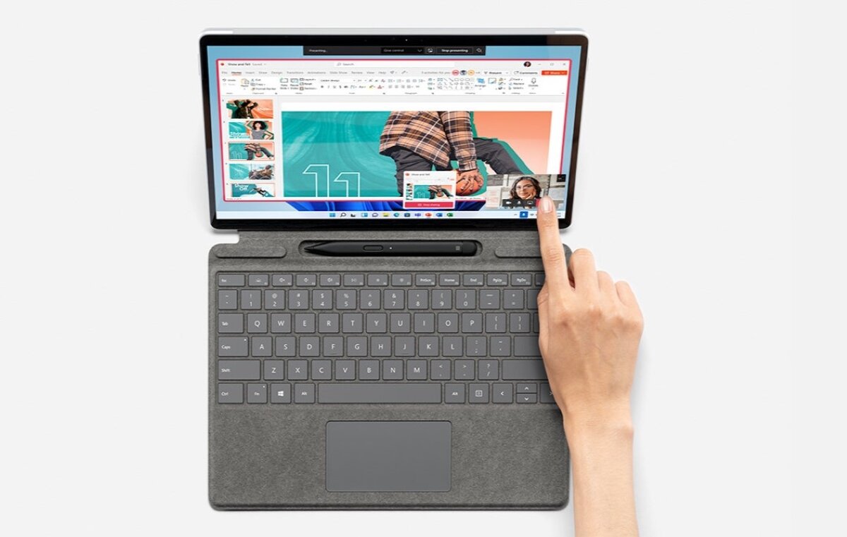Laptop Microsoft Surface Pro 8 Intel Core i7-1185G7 platynowy od frontu ręka dotykająca włączonego ekranu, klawiatura oraz pióro