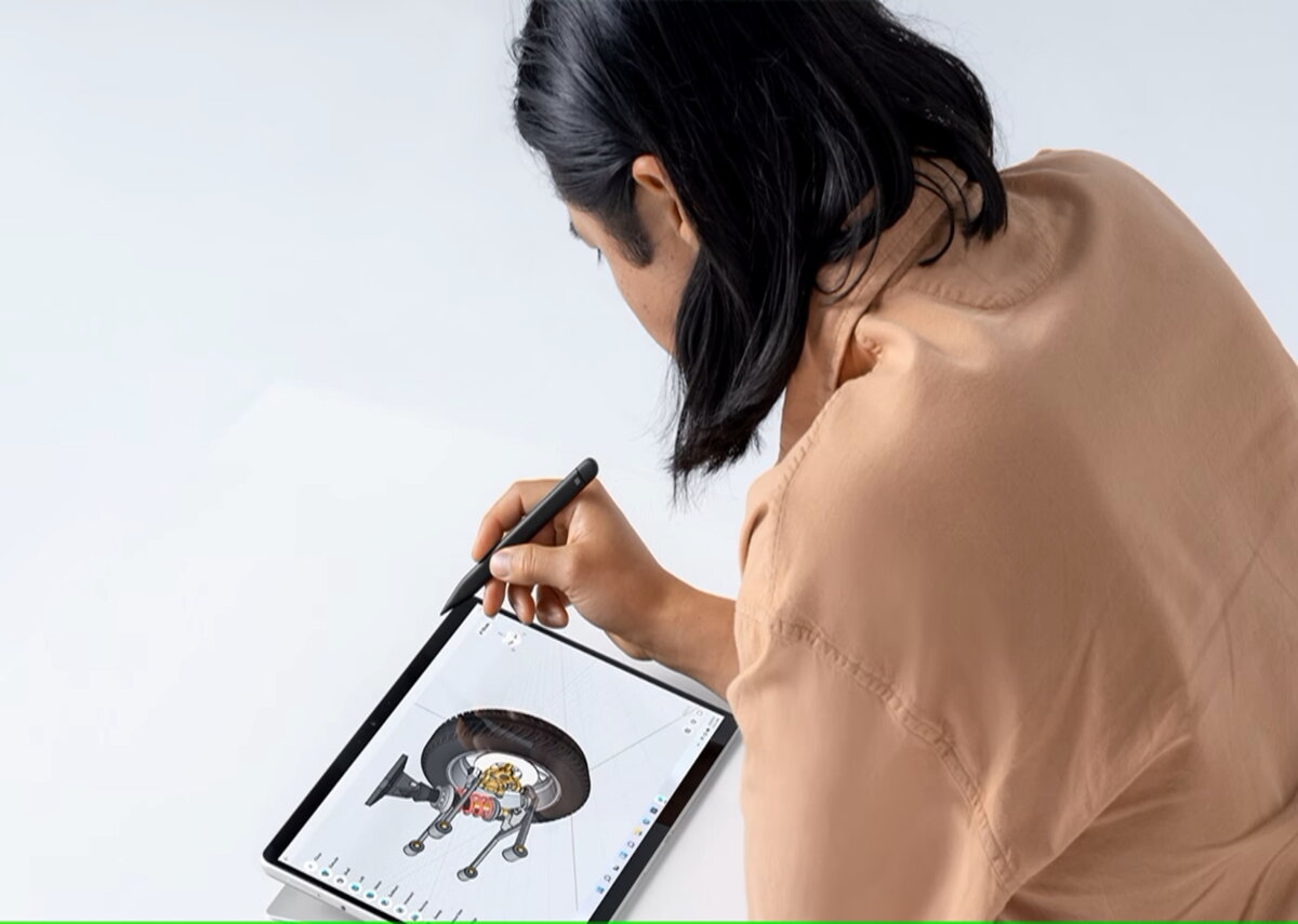 Laptop Microsoft Surface Pro 8 Intel Core i7-1185G7 platynowy mężczyzna z piórem w ręku przy laptopie z włączonym ekranem