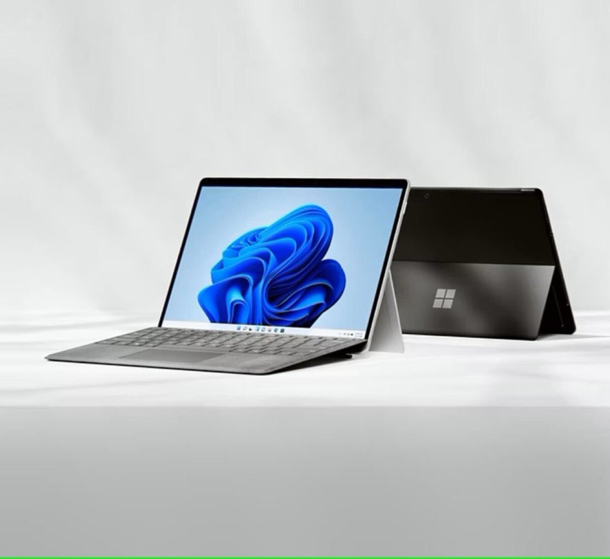 Laptop Microsoft Surface Pro 8 Intel Core i7-1185G7 platynowy dwa laptopy jeden od frontu z włączonym wyświetlaczem, drugi tyłem z widocznym logo