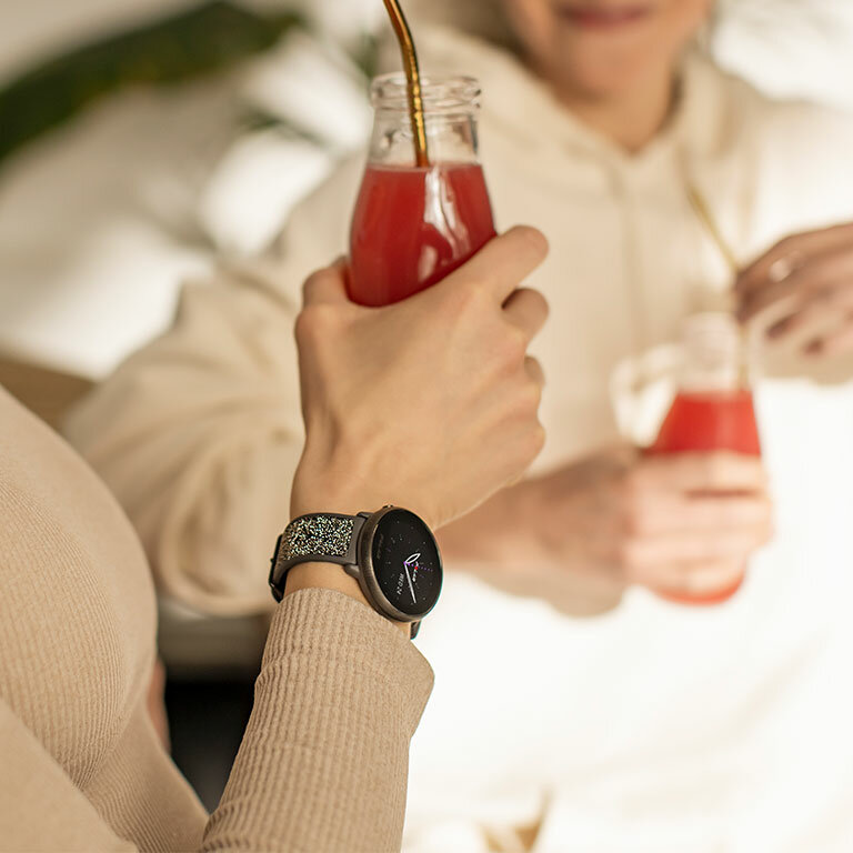 Smartwatch Polar Ignite 2 zbliżenie na zegarek znajdujący się na dłoni kobiety