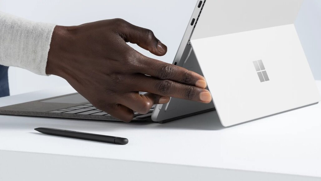 Laptop Microsoft Surface Pro 8 i5/8GB/128GB/Win11 obok dłoni