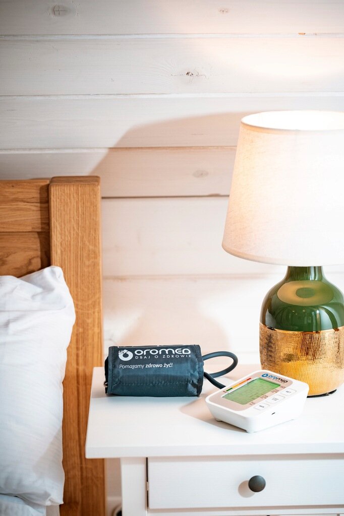 Ciśnieniomierz elektroniczny Oromed ORO-N5 na stoliku nocnym w sypialni