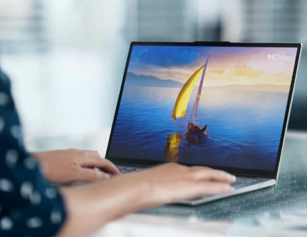 Laptop Lenovo ThinkBook 13x (20WJ0028PB) widok na laptop lekko bokiem podczas pracy