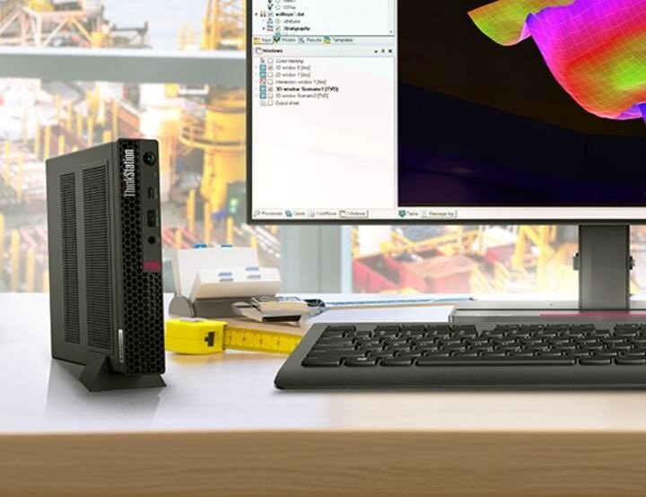 Stacja robocza Lenovo ThinkStation P350 Tiny 30EF000GPB obok monitora na biurku