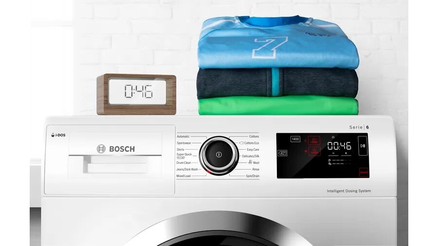 Pralka Bosch WAN2017GPL z ubraniami na górnej części urządzenia