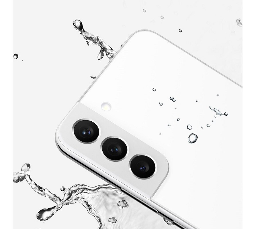 Smartfon Samsung Galaxy S22 SM-S901 SM-S901BIDDEUE widok na tył smartfona pod skosem w lewo z widocznymi na nim kroplami wody