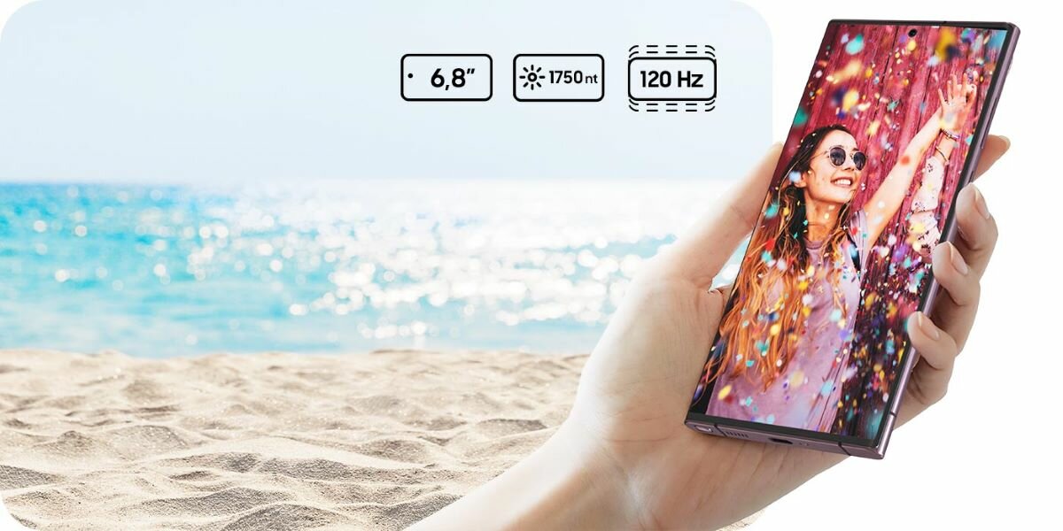 Smartfon Samsung Galaxy S22 Ultra SM-S908 w dłoni na tle plaży