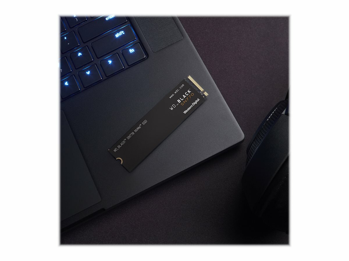 Dysk SSD WD Black SN770 1TB M.2 WDS100T3X0E dysk leżący na laptopie