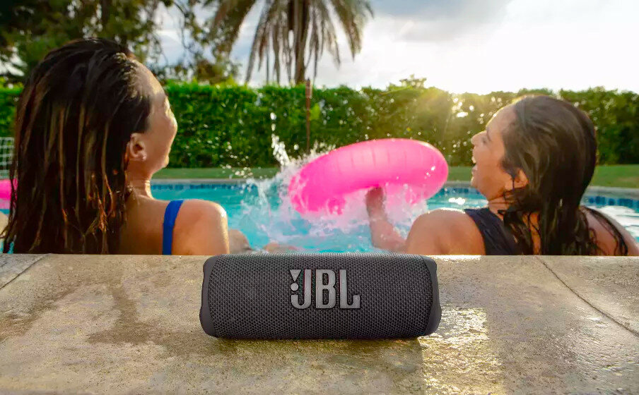 Głośnik JBL FLIP 6 przy basenie