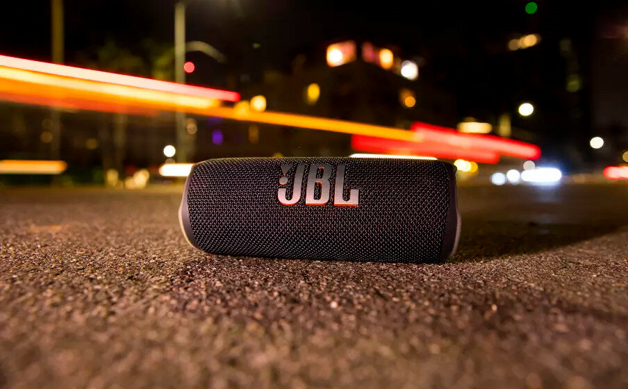Głośnik JBL FLIP 6 na ulicy przodem