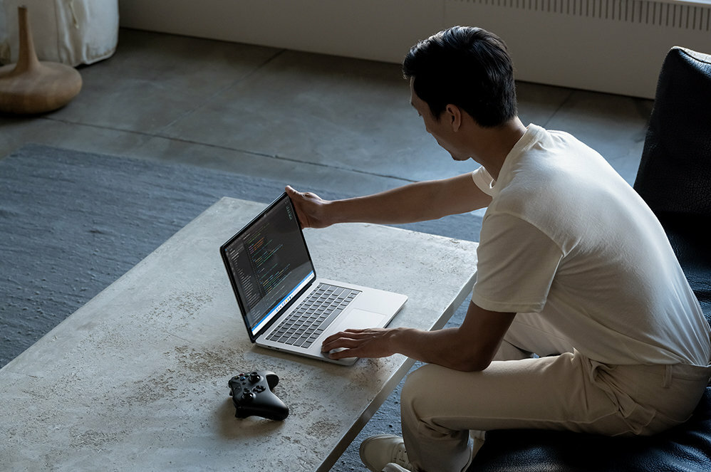 Laptop Microsoft Surface Studio AI5-00034 Intel Core i7 mężczyzna siedzący przed laptopem