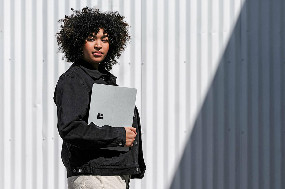 Laptop Microsoft Surface Studio AI5-00034 Intel Core i7 kobieta z laptopem pod ręką