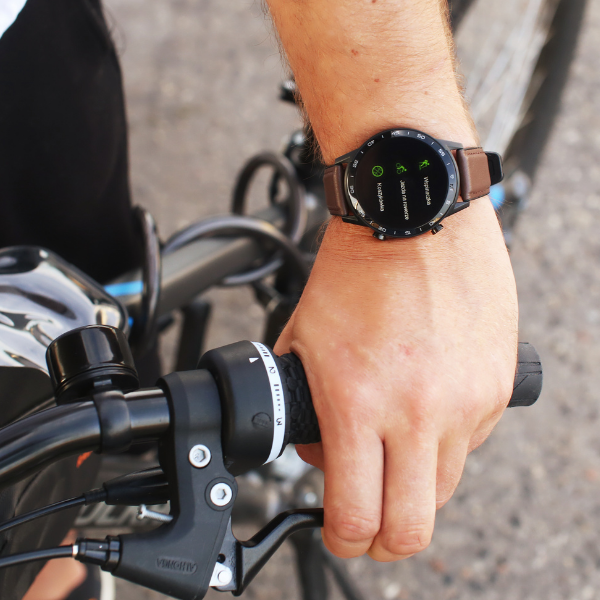 Smartwatch Vector Smart VCTR-31-01RG Beżowy na ręku mężczyzny będącego na rowerze