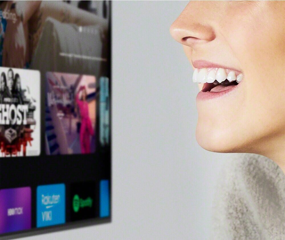 Telewizor Sony KD43X80JAEP 4K usta kobiety podczas dyktowania