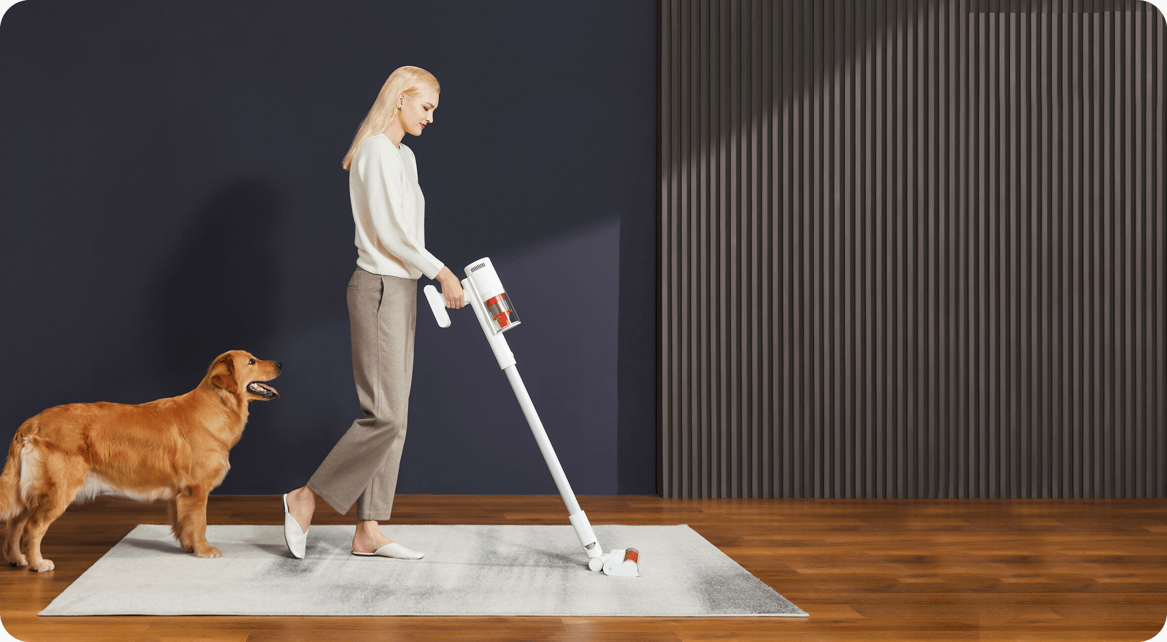 Odkurzacz Xiaomi Handheld Vacuum Cleaner G11 kobieta odkurzająca dywan