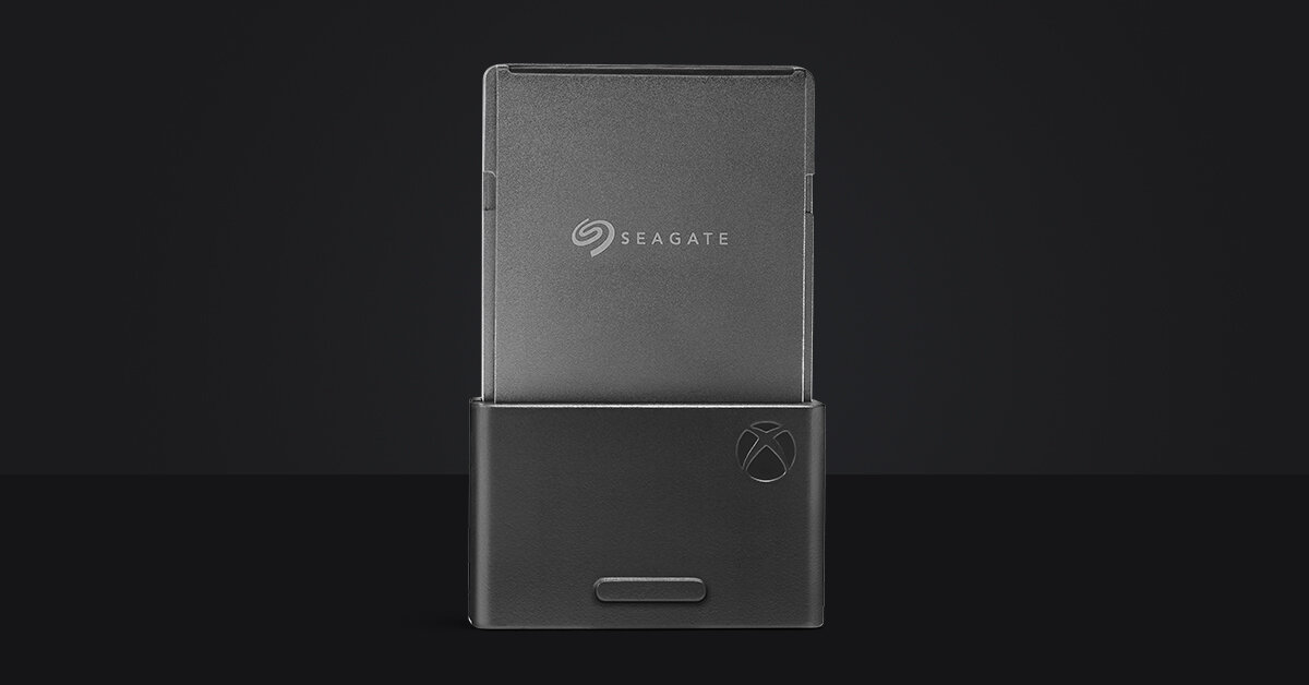 Karta rozszerzeń Seagate Storage Expansion Card 512GB do Xbox Series X|S STJR512400 stojąca samodzielnie z widokiem lekko od boku na czarnym tle