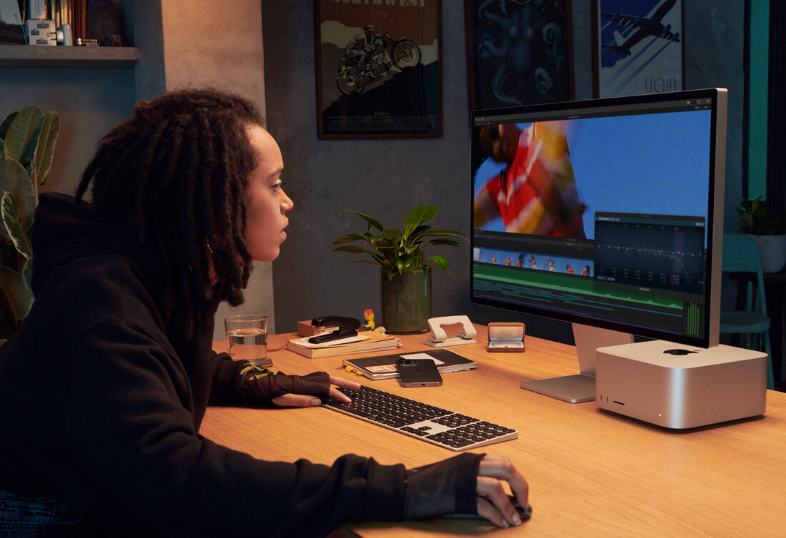 Komputer Apple Mac Studio M1 Ultra 1TB SSD grafika przedstawia kobietę korzystającą z komputera w pokoju
