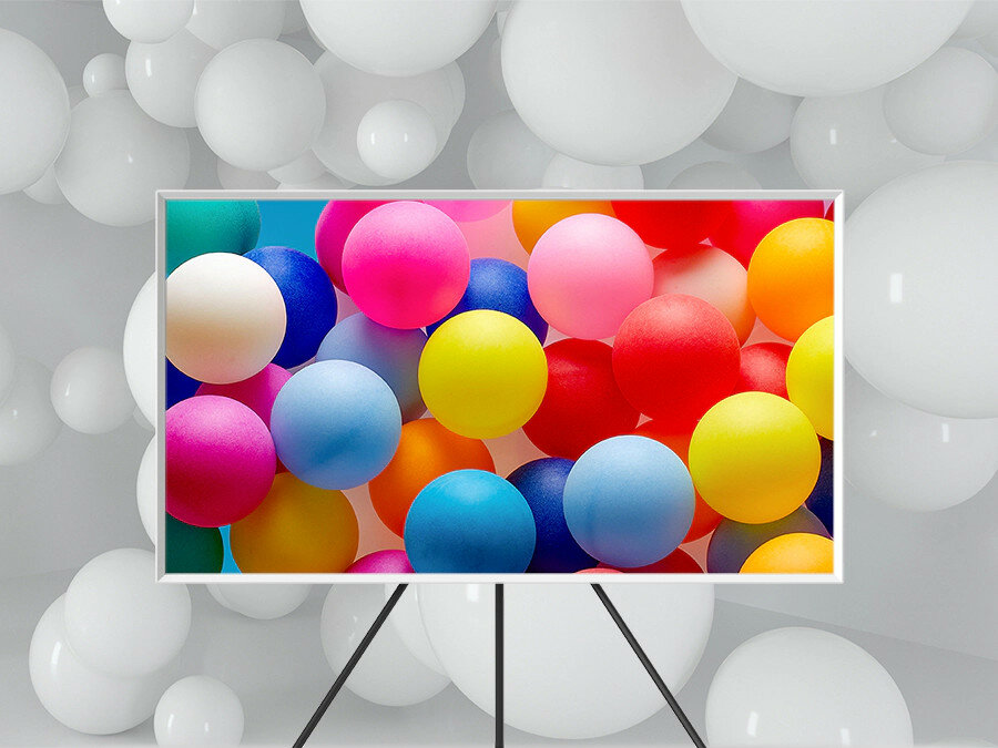 Telewizor Samsung QE65LS03BAUXXH wśród balonów