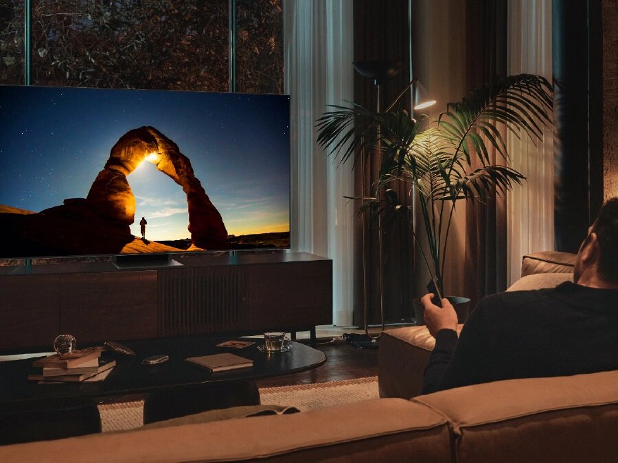 Telewizor Samsung QE75QN900B QLED 8K będący w salonie podczas seansu filmowego