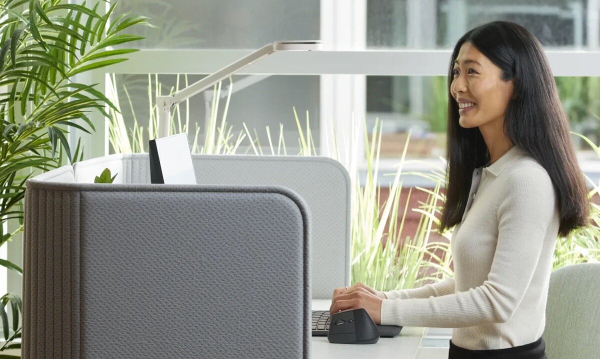 Mysz Logitech Lift for Business 2.4 GHz kobieta przed biurkiem