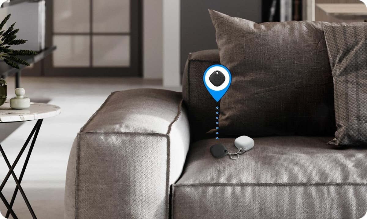 Lokalizator Samsung Smart Tag+ Denim Blue EI-T7300BLEGEU na kanapie 
