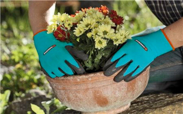 Zestaw narzędzi ogrodniczych Gardena 08966-30 z konewką rękawice na dłoniach