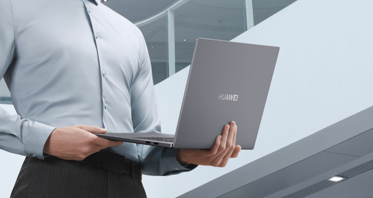 Laptop HUAWEI MateBook 16 2021 53012XUT w dłoniach mężczyzny, widok na obudowę