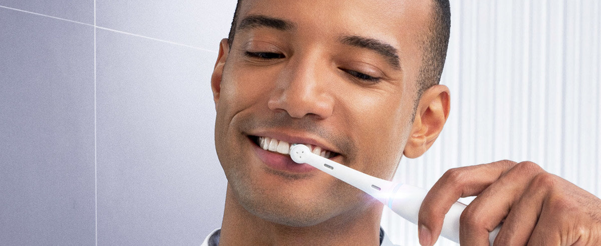 Końcówki do szczoteczki elektrycznej Oral B iO EB2 Gentle Care białe pan używający szczoteczkę elektryczną