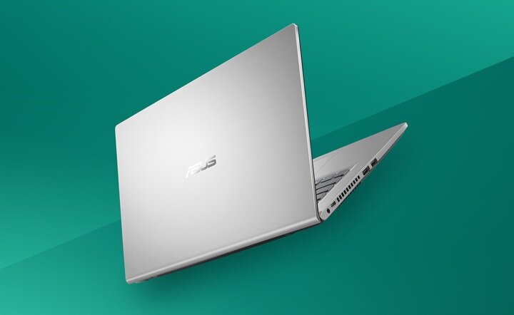 Laptop Asus VivoBook 14 X415MA X415MA-EK596WS widok na pokrywę matrycy srebrnego laptopa pod skosem w lewo