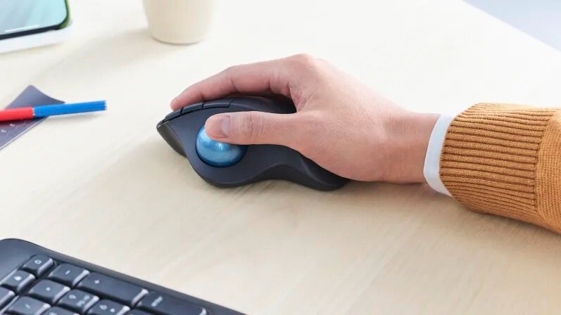 Odbiornik USB Logitech Logi Bolt bluetooth widok na rękę która używa myszki