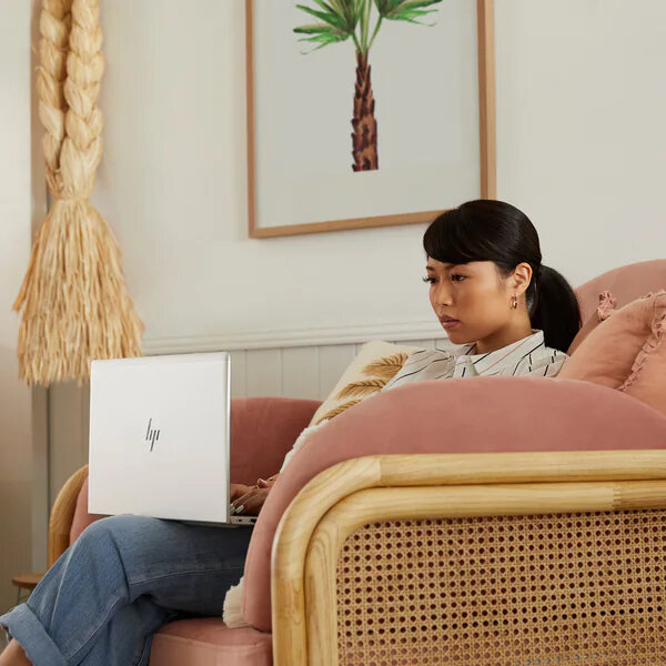 Laptop HP EliteBook 640 G9 i5-1235U 16/512GB 14 srebrny grafika przedstawiająca siedzącą kobietę w fotelu z laptopem na nogach w tle obraz oraz dekoracja ze sznurka