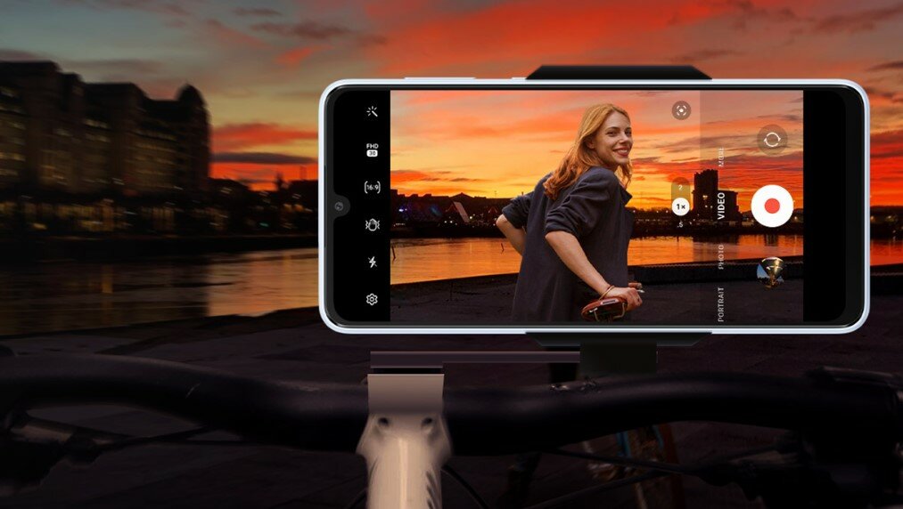 Smartfon Samsung Galaxy A33 5G SM-A336B 6GB/128GB niebieski na ekranie pokazany nagrany film