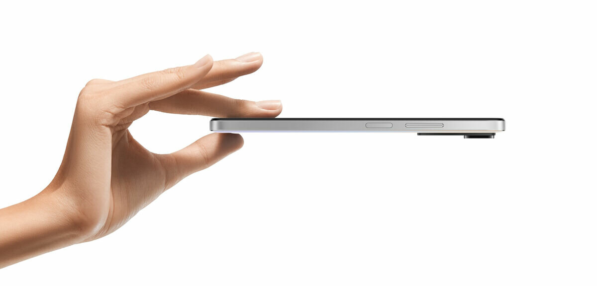 Smartfon Xiaomi Redmi Note 11S - trzymany w palcach od dłoni